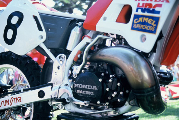 Une photo en gros plan de la moto de Jean-Michel
